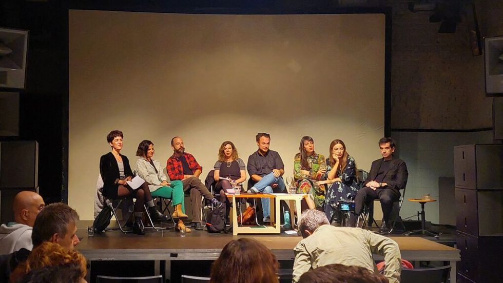 Από τη συνέντευξη Τύπου του Δικτύου Συγγραφέων στο «Ρομάντζο». Διακρίνονται (από τα αριστερά προς τα δεξιά) οι: Μιράντα Βατικιώτη, Νατάσα Σίδερη, Μάριος Χατζηπροκοπίου, Κατερίνα Ηλιοπούλου, Θωμάς Τσαλαπάτης, Παυλίνα Μάρβιν, Νίκη Χαλκιαδάκη, Θωμάς Συμεωνίδης
